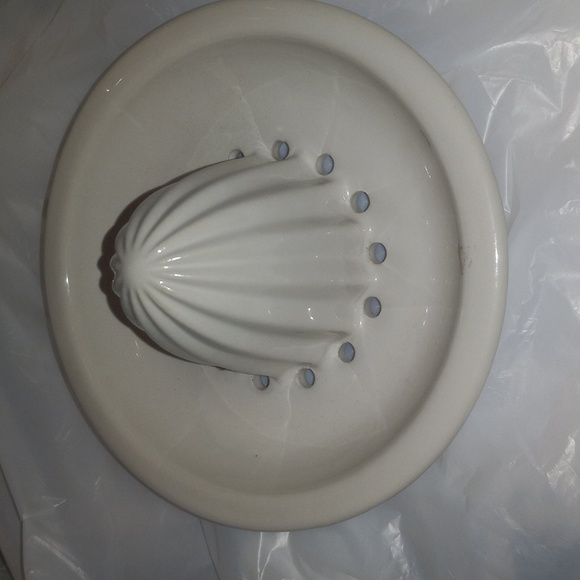 Rae Dunn Ceramic Citrus Juicer "Squeeze" Removable Lid - Picture 9 of 9
